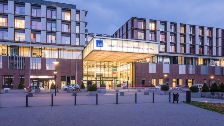 Abendlicher Blick auf das Hautpgebäude des UKE
