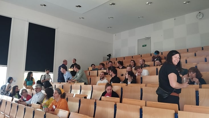 Blick in die Sitzreihen des Hörsaals