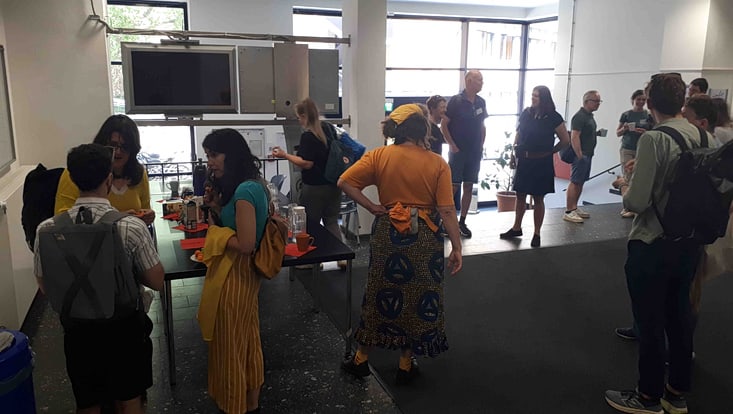 Studierende in der Snack-Pause