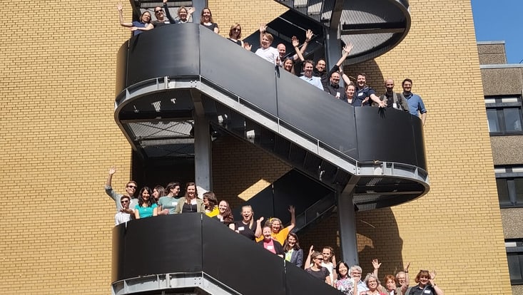 Studierende auf Aussentreppe