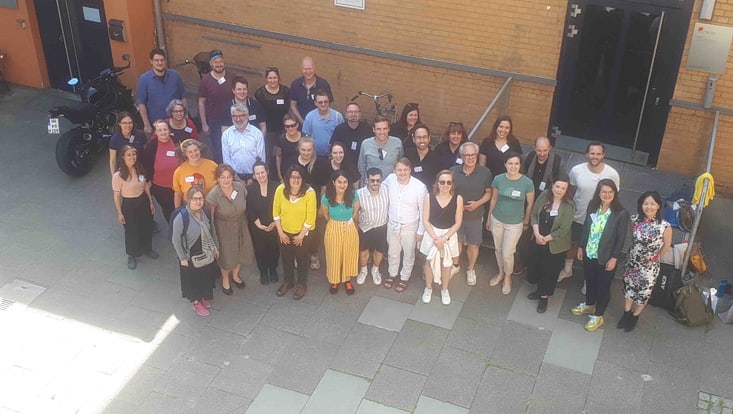 Studierende aus der Treppenperspektive