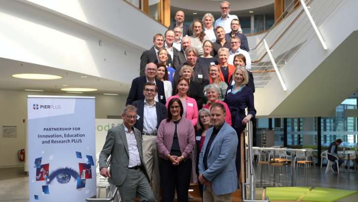 Gruppenfoto auf einer Treppe im CFEL-Gebäude, zu sehen sind rund 40 Personen.