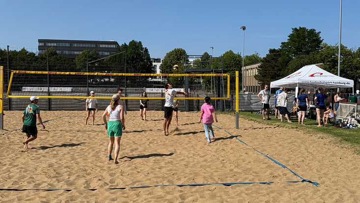 ein Beachvolleballfeld und Spieler*innen