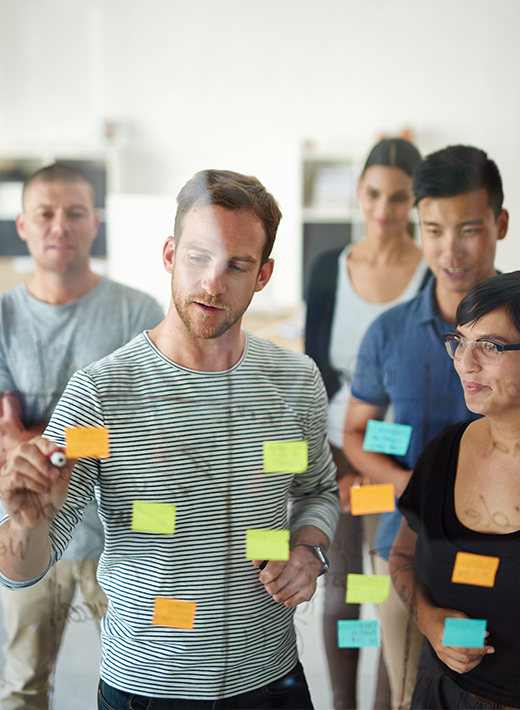 Teilnehmende eines Seminars unterhalten sich Teilnehmende eines Seminars unterhalten sich