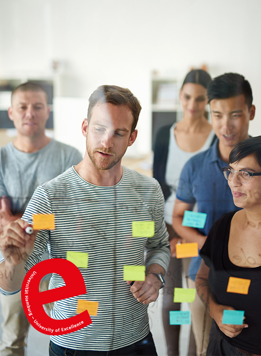 Teilnehmende eines Seminars unterhalten sich Teilnehmende eines Seminars unterhalten sich