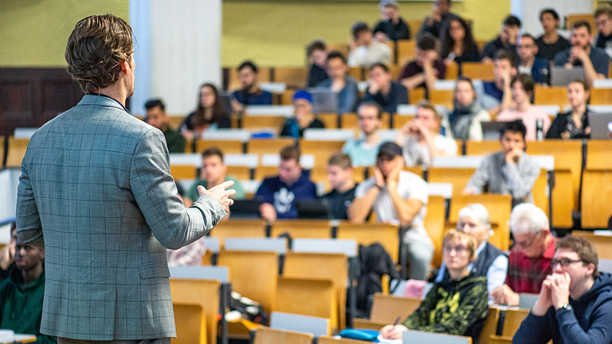 Professor hält eine Vorlesung