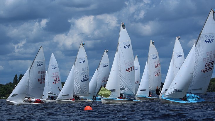 Alle Boote der Wettfahrt an der Tonne