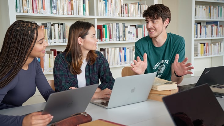 Studierende unterhalten sich