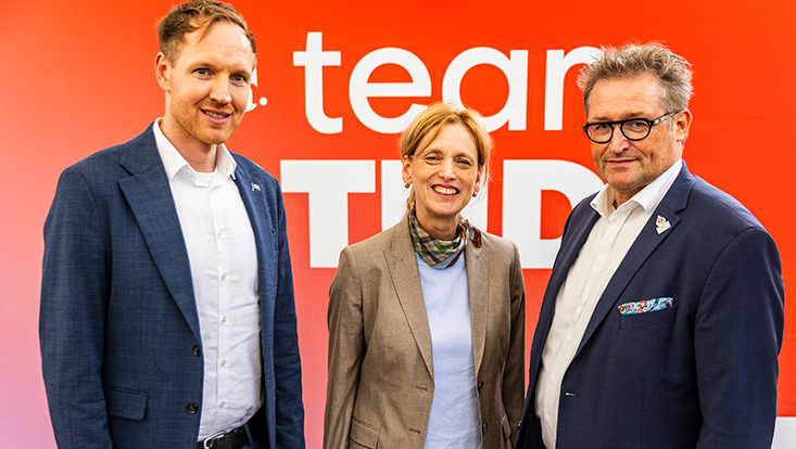 Gruppenfoto zwei Männer in der Mitte eine Frau, die Bundesministerin