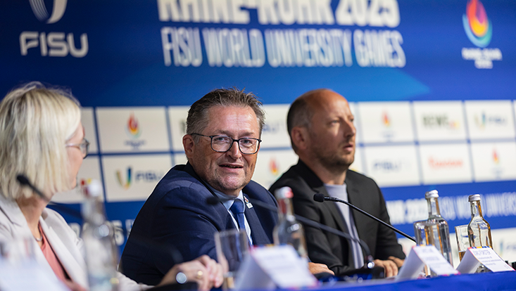 Pressekonferenz Bild mit Menschen