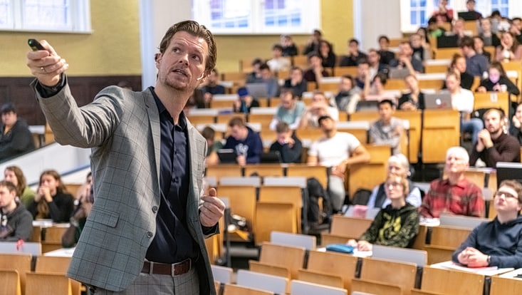 Professor im Hörsaal