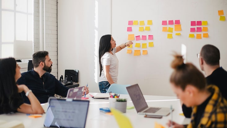 Menschen arbeiten an einem Projekt in einem Büro