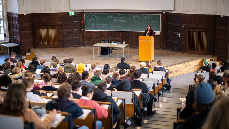 Professorin im Hörsaal
