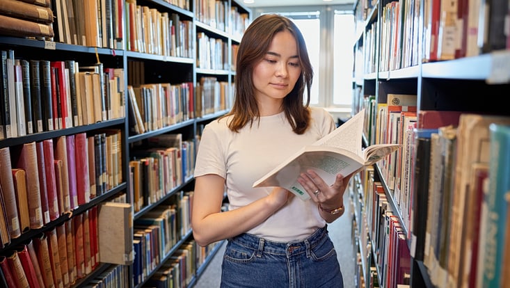 Studentin in der Bibliothek