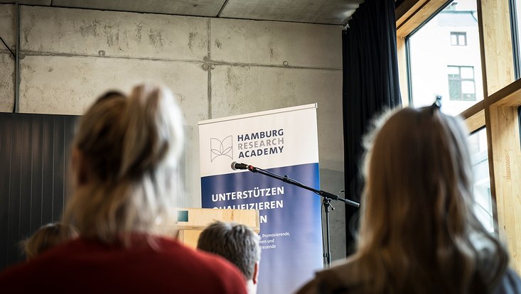 Suitable offers at the Hamburg Research Academy Banner with the HRA Logo