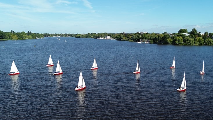 9 Alezanjollen auf de Außenalster von oben fotografiert