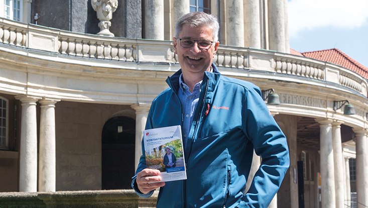 Wolfgang Schlichting vor dem Hauptgebäude