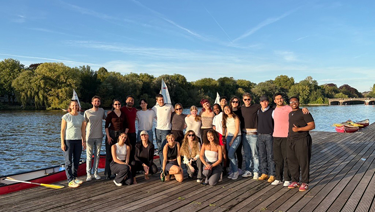 Gruppenfoto vor der Alster auf Bootssteg