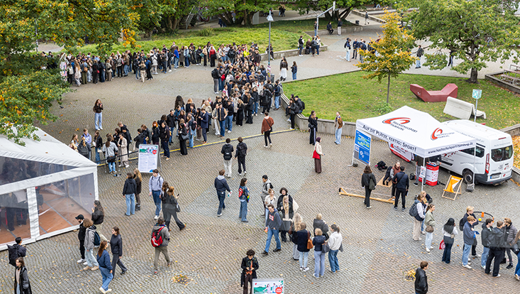Menschen auf dem Campus