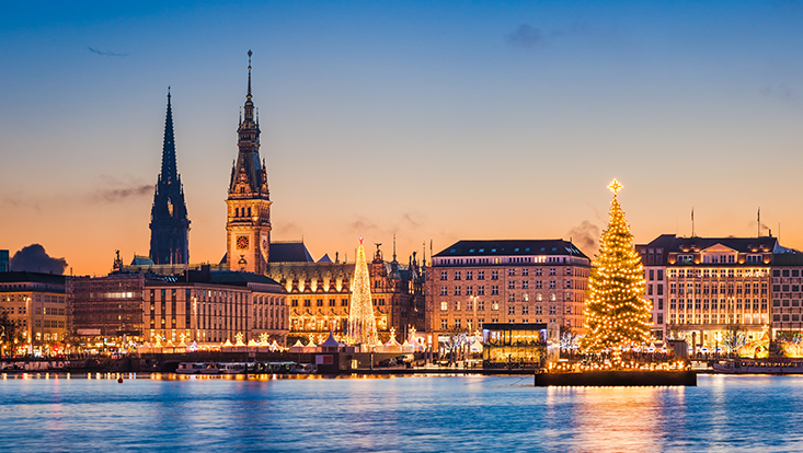 Skyline Hamburg, Alster geschmückt mit Weihnachtsbaum