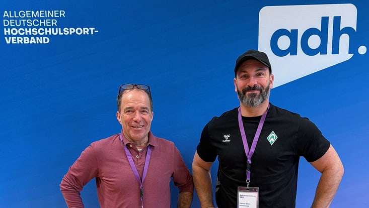 Hatje und Giron vor einem adh-Banner