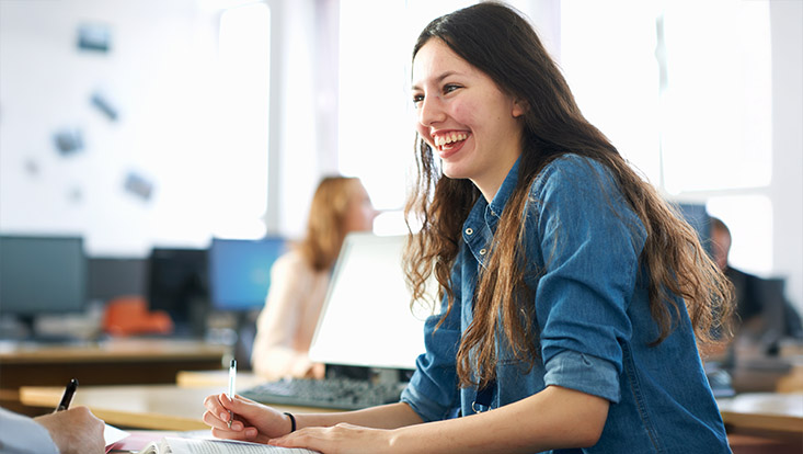 Junge Frau in der Weiterbildung Praxismanagement