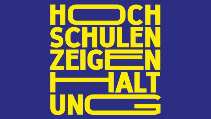 Logo gelbe Schrift auf blauem Hintergrund mit dem Text: "Hochschulen zeigen Haltung"