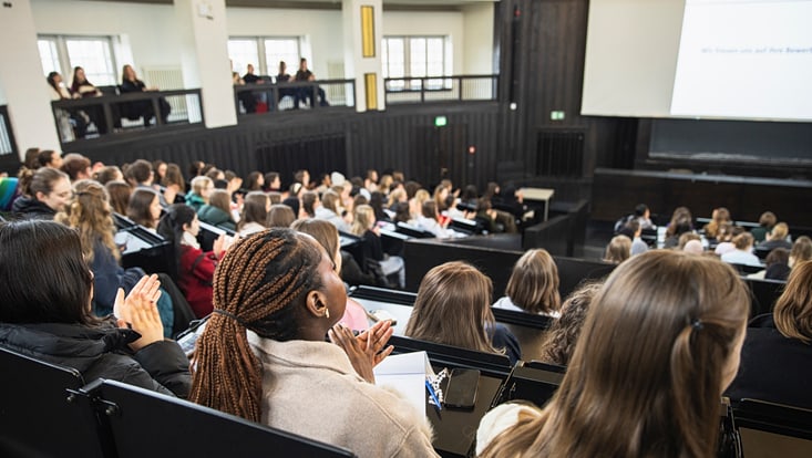 Schülerinnen und Schüler im Hörsaal am Unitag