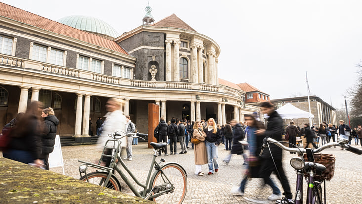 Schülerinnen und Schüler vor dem Hauptgebäude am Unitag