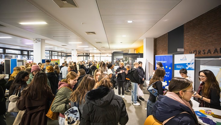 Schülerinnen und Schüler stehen bei den Info-Ständen am Unitag