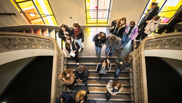 Schülerinnen und Schüler im Hauptgebäude der Uni