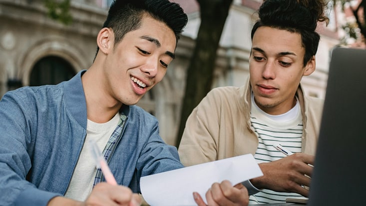 Zwei internationale Studierende im Gespräch