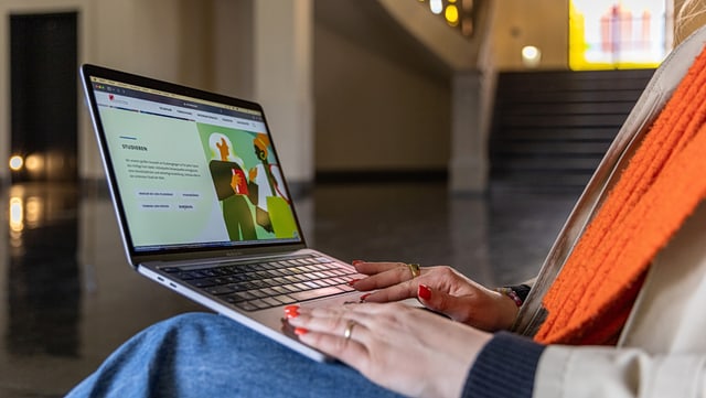 Person mit Laptop