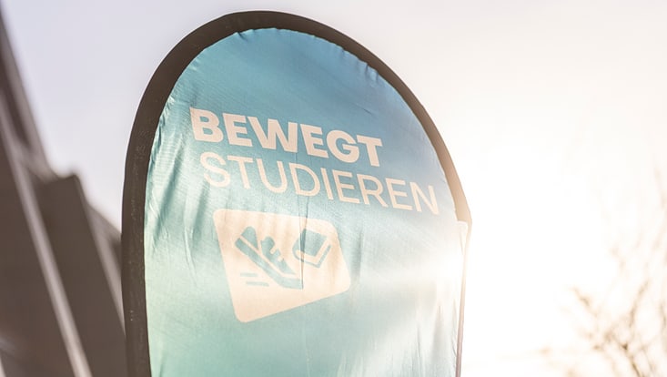 Flagge "bewegt studieren"