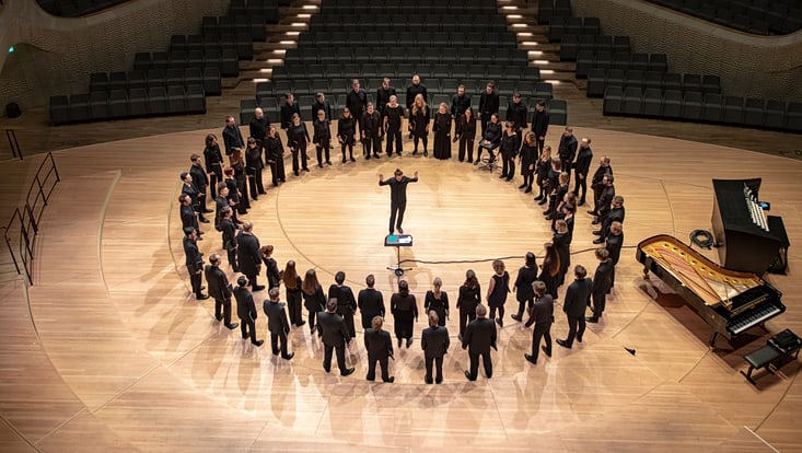 Der Chor in der Elbphilharmonie, als Kreis um den Dirigenten herum aufgestellt