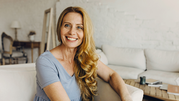 Portrait von einer auf einem Sofa sitzenden Frau