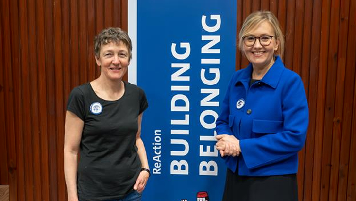Gabi Reinmann und Natalia Filatkina vor dem Banner des ReAction-Projekts