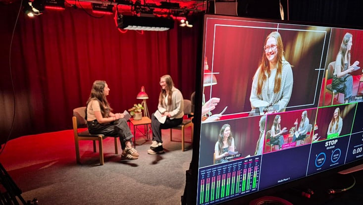 Anna Zerner ist im Podcaststudio