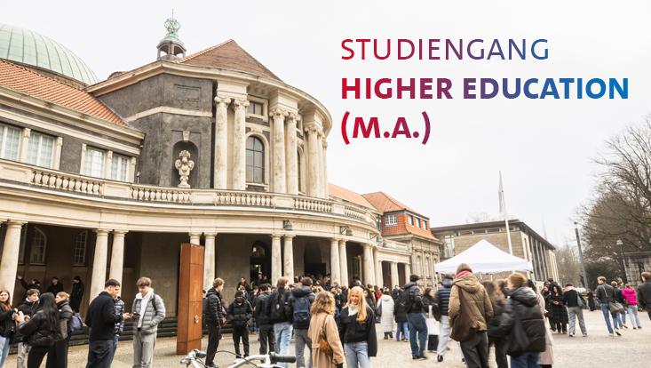 Foto des Hauptgebäudes der Universität Hamburg mit einigen Besucher:innen davor
