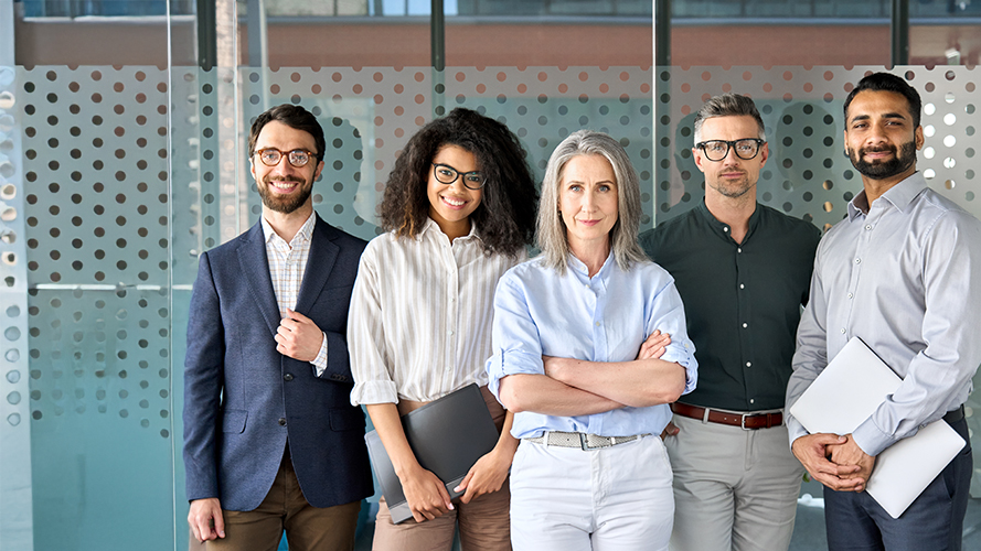 master-zertifikate-kurse-889x500 Gruppenfoto eines gemischten Teams