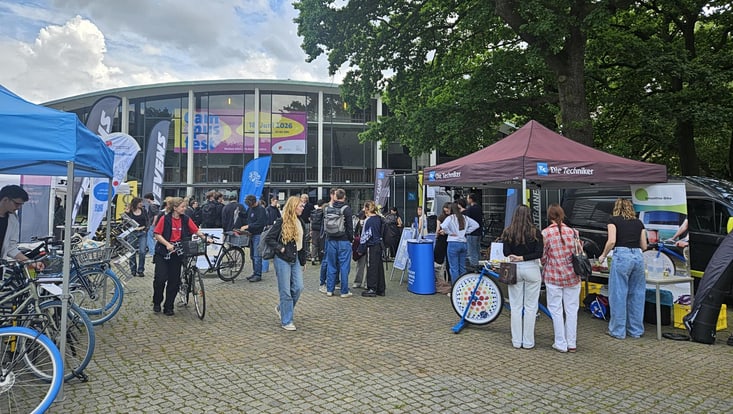 Besucher und Fahrräder beim Fahrrad-Aktionstag auf dem Campus