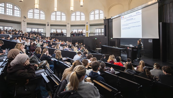Blick auf Zuhörende in einem Hörsaal