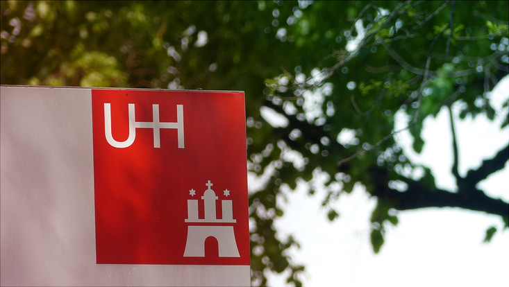 UHH Logo vor grünem Hintergrund