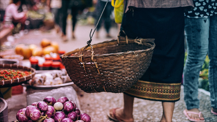 Einkaufskorb am Markt, Gemüse