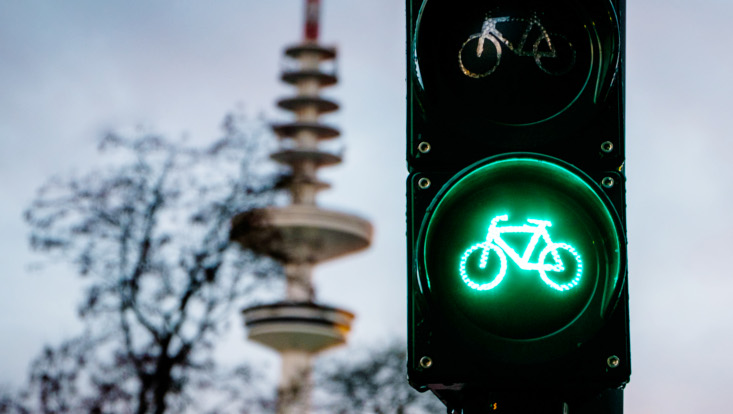 Fahrradampel zeigt grün, Fernsehturm im Hintergrund