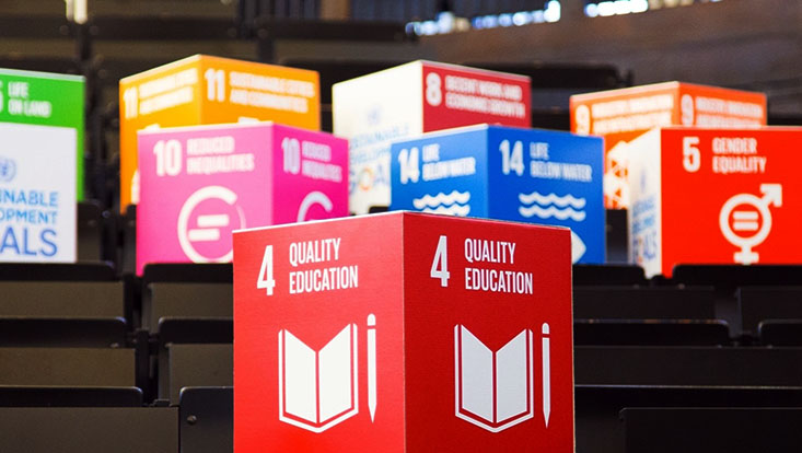 SDG Würfel, im Vordergrund SDG 'Quality Education'