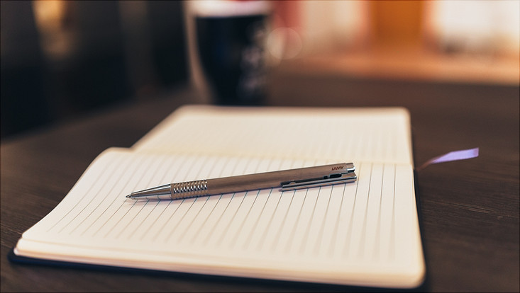 Stift mit Buch