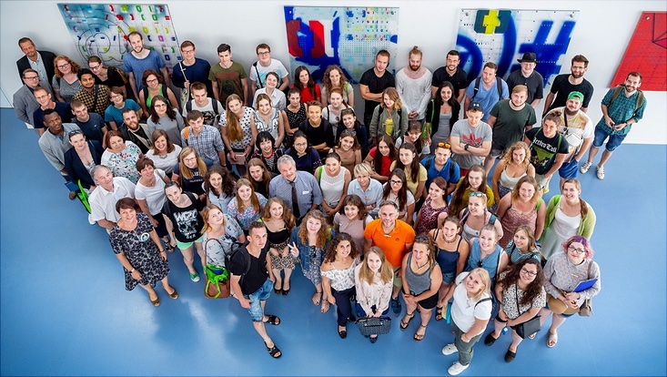 Gruppe von Studierenden von oben fotografiert, dabei handelt es sich um die Teilnehmer der Student Conference des Baltic Univercity Programme