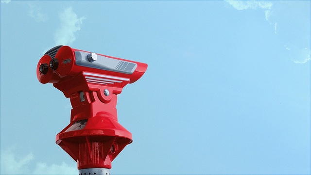 rotes Fenrglas vor blauem Himmel