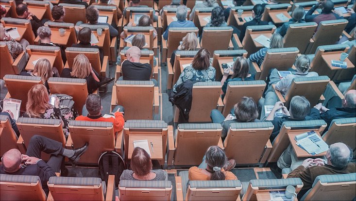 Auditorium mit Menschen von oben